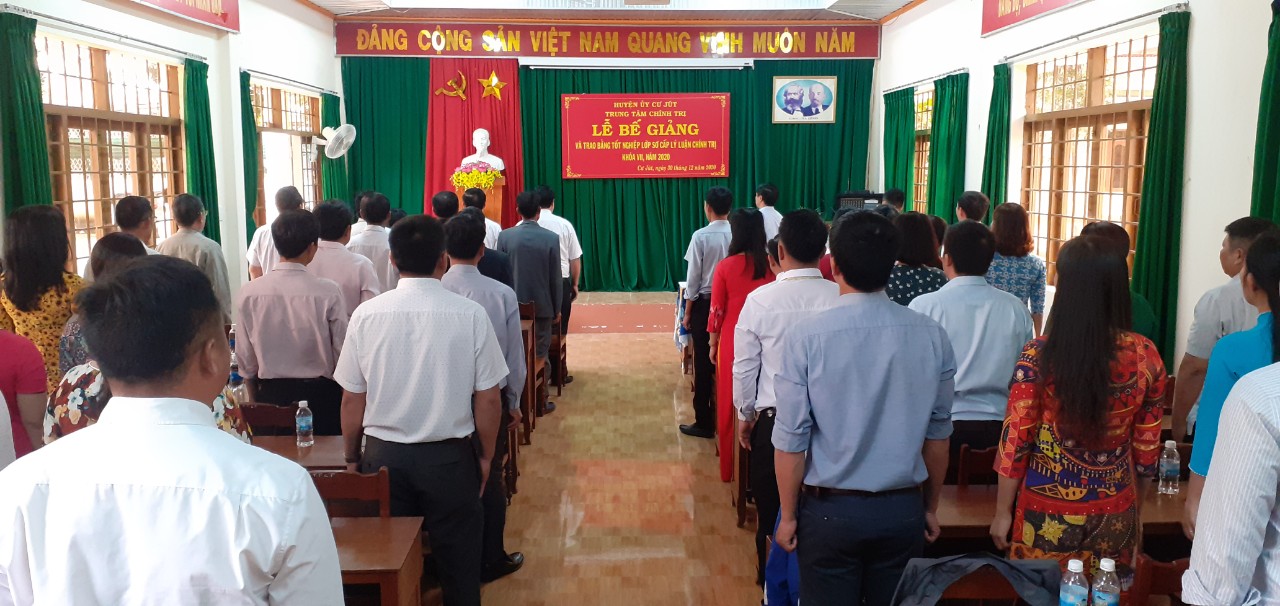 Lễ Bế giảng và trao bằng tốt nghiệp lớp SCLLCT Khóa VII năm 2020