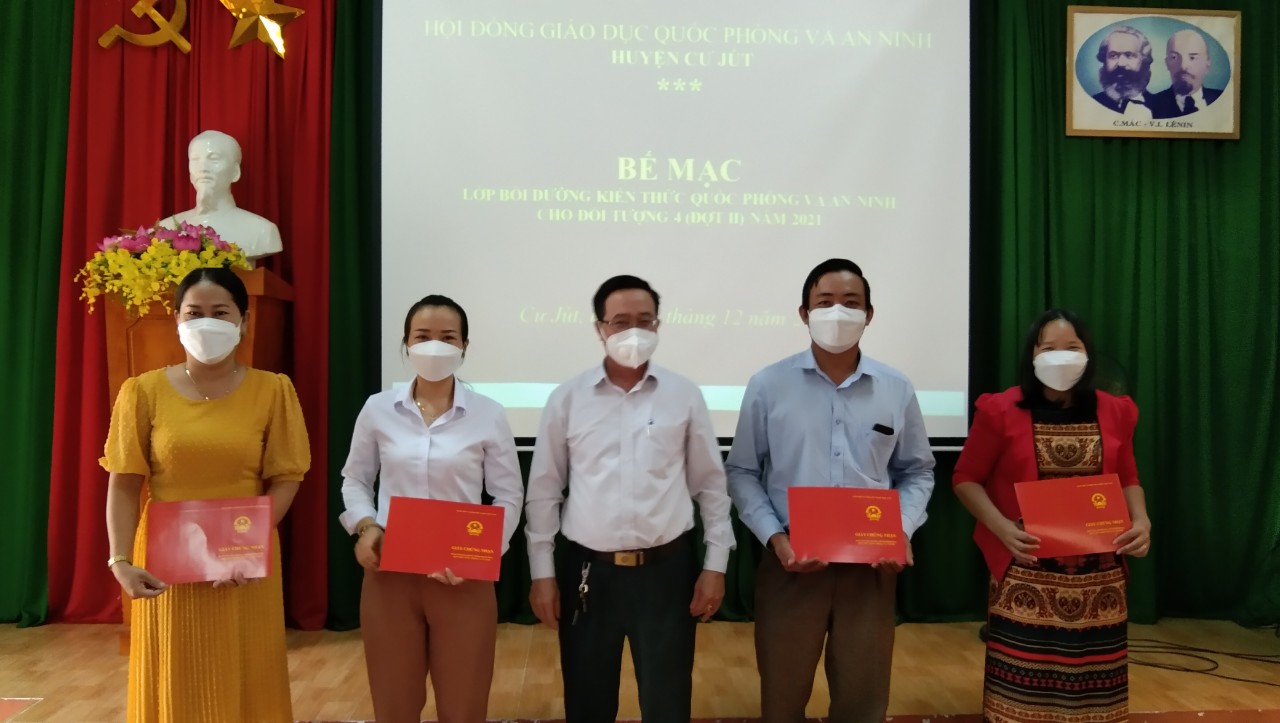 Lớp bồi dưỡng kiến thức Quốc phòng và An ninh đối tượng 4 năm 2021