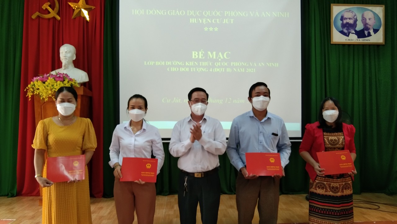 Lớp bồi dưỡng kiến thức Quốc phòng và An ninh đối tượng 4 năm 2021